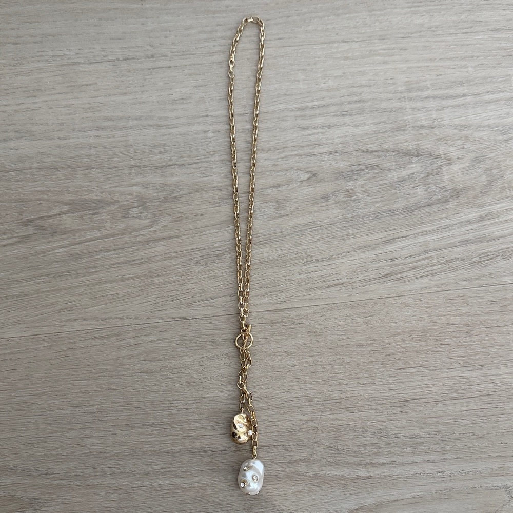 LIKE NEW Gold and Pearl Pendant Necklace